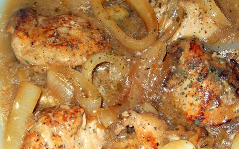 Pollo encebollado